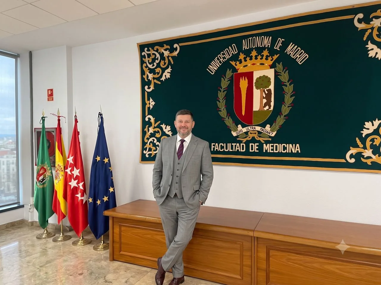 PhDr. Víťazoslav Struhár pred zástavou Lekárskej fakulty Autonómnej univerzity v Madride
