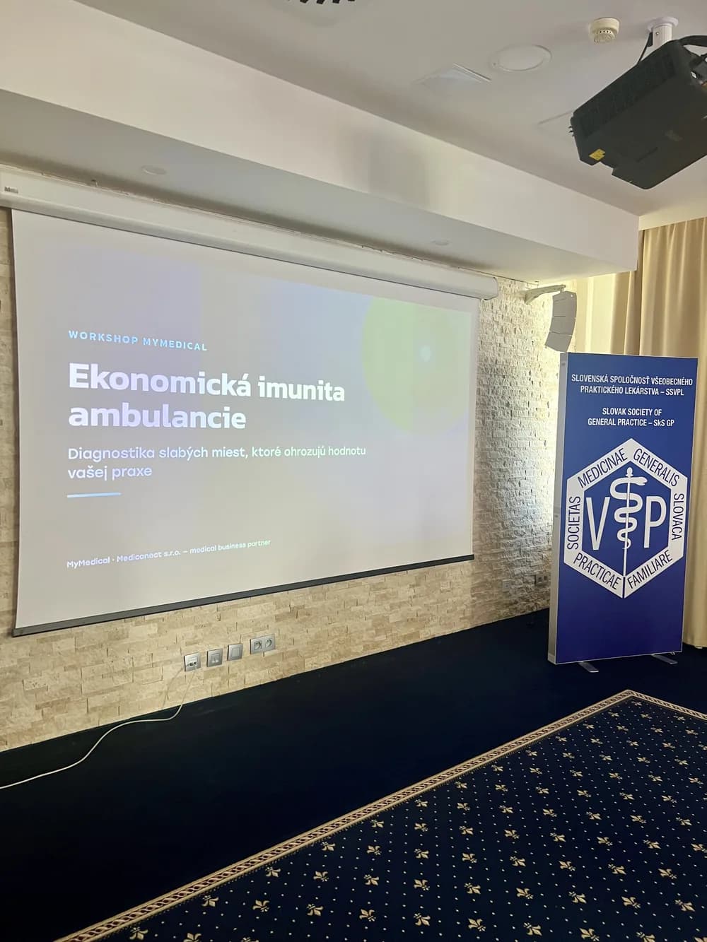 Úvodný slajd workshopu Ekonomická imunita ambulancie vedľa banneru SSVPL